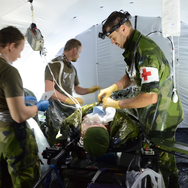 Patienten a¨r fa¨rdigbehandlad, fa°r sma¨rtlindring och ha°lls varm i va¨ntan pa° vidaretransport