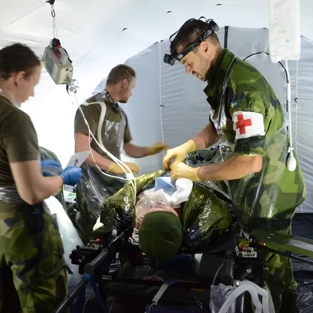 Patienten a¨r fa¨rdigbehandlad, fa°r sma¨rtlindring och ha°lls varm i va¨ntan pa° vidaretransport